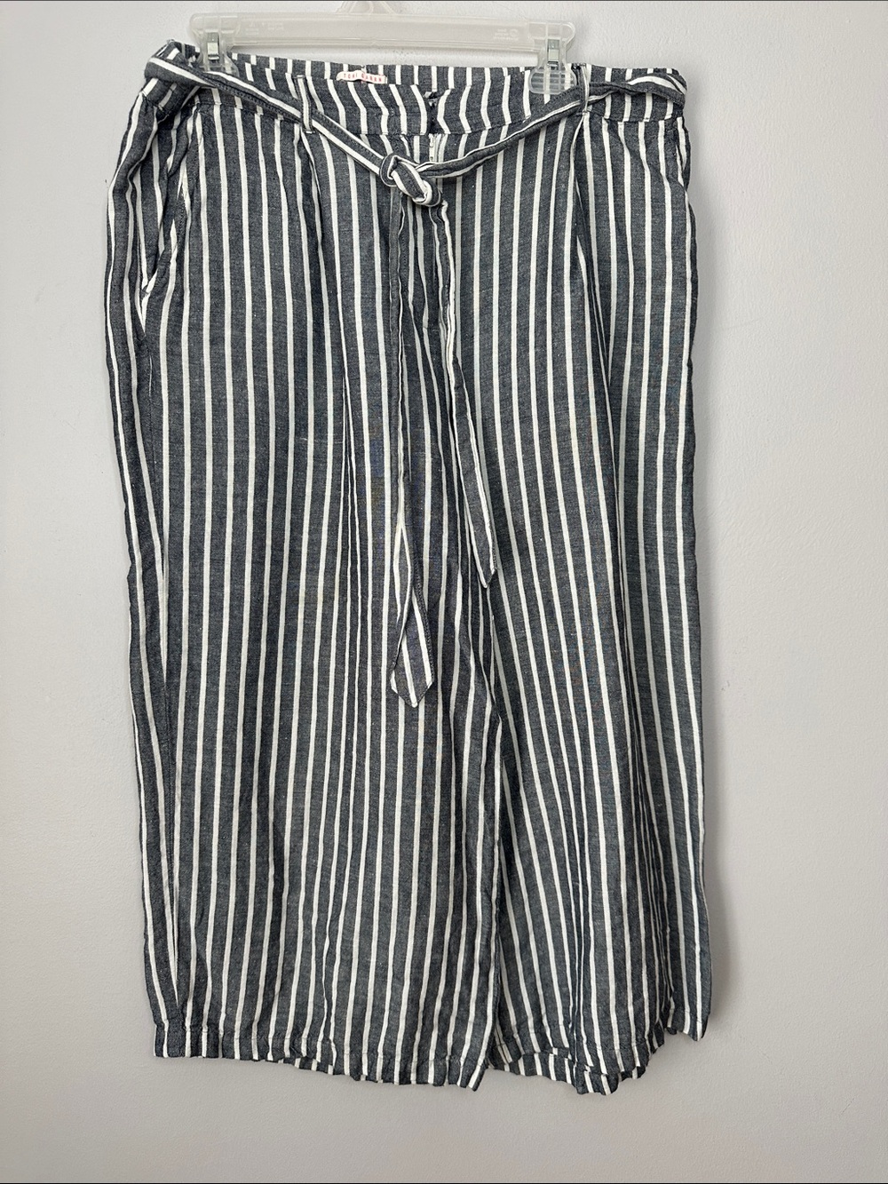 Striped Wide-Leg Tie-Waist Capris - Gray & White size XL